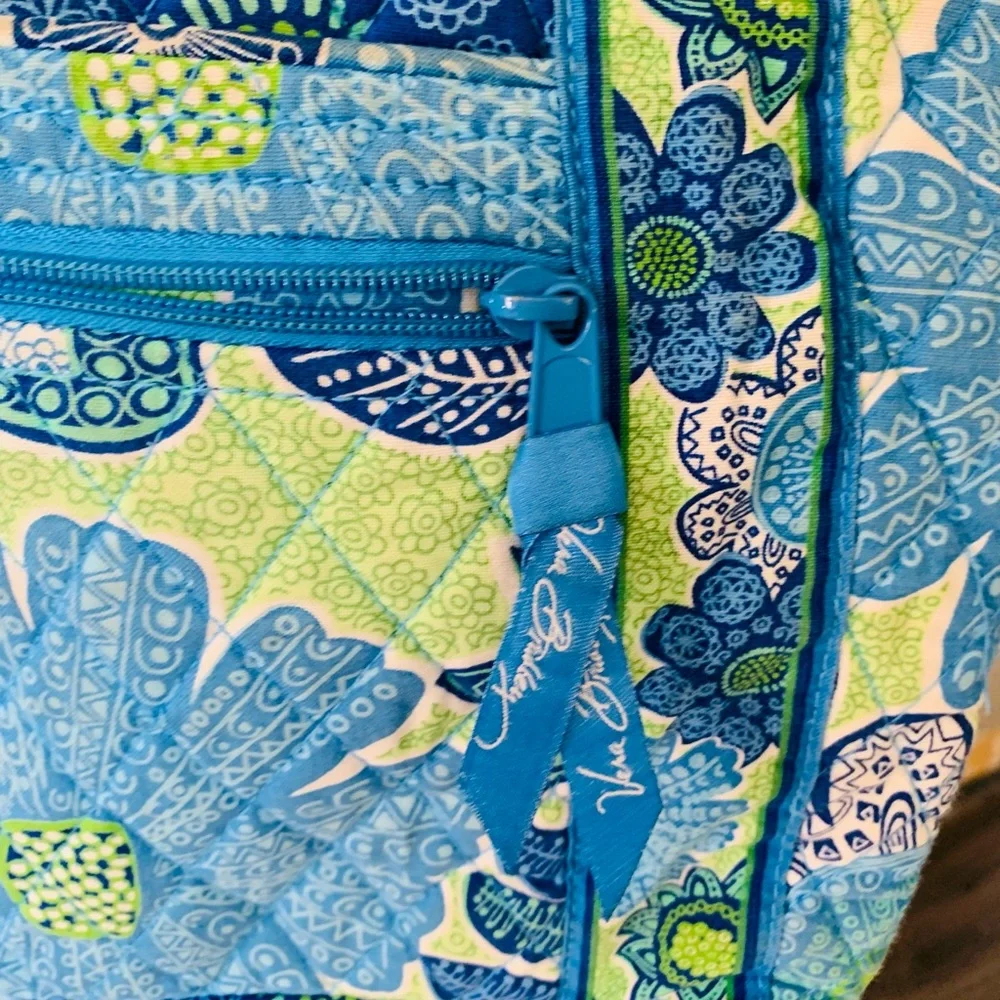 VERA BRADLEY shoulder bag in excellent condition. Lots of pockets - Picture 6 of 7